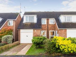 3 Bedroom House in Stevenage By White Orchid Property Relocation Free Paring Wi-Fi Serviced Accommodation, cabaña o casa de campo en Stevenage