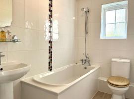 Comfortable 3 bedroomed house in Bicester, feriehus i Bicester
