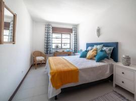 Spacious Two bedroom apt, 200m from the beach, hotell i Carvoeiro