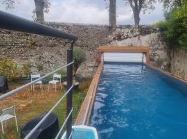 Gîte de la Mignonerie du Château de Jallanges pour 19 personnes avec 4 ou 7 chambres, hotel u gradu 'Vernou-sur-Brenne'