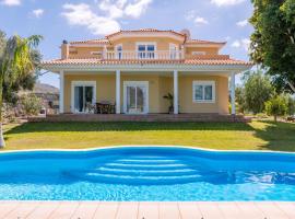 Modern Villa with heated pool and mountain views, cabin in Arona