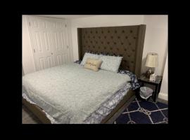 Brand new bedroom with Tv next JHU, hotel in Baltimore