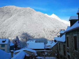 Maison de 4 chambres avec jacuzzi terrasse amenagee et wifi a Guchan a 4 km des pistes, resort de esqui em Guchen