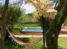 Roulottes & SPA du pont des charrettes, cottage in Uzès