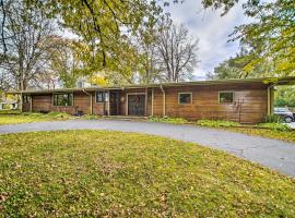 Chic Fox River Grove Home with Great Location!, hotel with parking in Fox River Grove