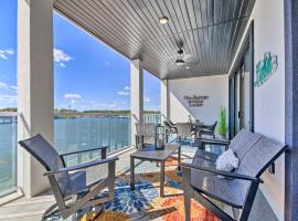 Newly Built Topsider Condo with Lakeside Patio!, hotel in Osage Beach