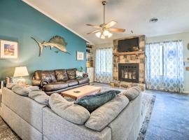 Pet-Friendly Wilmington Home with Fenced Yard!, cottage di Wilmington