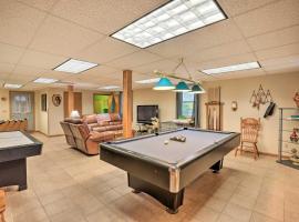 Eagles View with Game Room - Walk to River!, hotel em Yankton