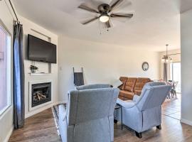 Updated Townhome with Patio and Red Rock Views!, hotel med jacuzzi i Kanab