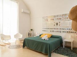 Totò Style Apartment, holiday home in Naples