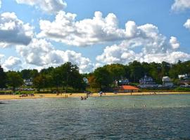 2 Bdrm Condo walking distance to Weirs Beach, παραλιακή κατοικία στη Laconia