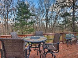 Family-Friendly Woodbury Home with Yard and Deck!, holiday home in Woodbury
