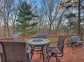 Family-Friendly Woodbury Home with Yard and Deck!, biệt thự ở Woodbury
