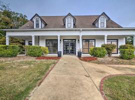 Starkvegas Clubhouse about 2 Mi to MSU Campus!, cottage sa Starkville