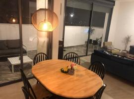 Stunning four bedroom duplex in central Raanana, מלון ברעננה