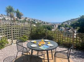 Mevagissey Holiday Home - sea view and parking, beach hotel in St Austell