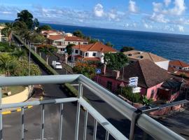 Amazing SEA LIGHT Apartment, close to the beach., hotel em Santa Cruz - Madeira