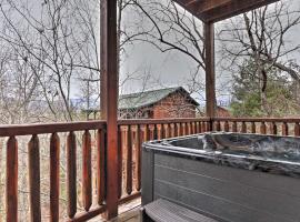 Cabin with Pool Access about 3 Mi to Downtown Gatlinburg, hotel in Gatlinburg