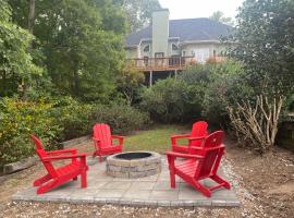 Luxe Lake House with Pool and Dock on Deep Water Cove!, hotell i Appling