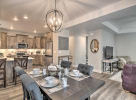 Gorgeous Loveland Townhome Less Than 1 Mi to Downtown, hôtel à Loveland