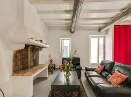 Holiday home in Cathar village of Montouliers, alojamento para férias em Montouliers