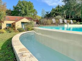 Magnificent Guest House on the bank of the Dordogne river, sumarhús í Siorac-en-Périgord