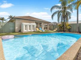 Hunter Home with POOL / CINEMA ROOM / PING PONG, hotel with pools in Cessnock