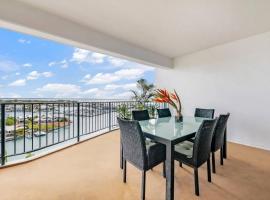 Cullen Bay Penthouse with Pool, Decks and Marina Views, hôtel à Larrakeyah