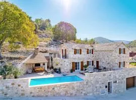 Villa Ani! Traditional and luxurious 4-bedroom villa with heated pool and sea views