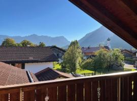 Dachgeschosswohnung mit traumhaftem Zugspitzblick bei Garmisch, hotel en Farchant