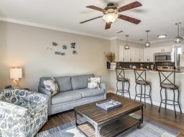 1BR Townhouse on Okaloosa Island - 5 Min Walk to Beach! Near Restos!、フォート・ウォルトン・ビーチのホテル