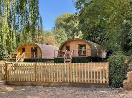 Cosy and eco-friendly cabins next to 16th century pub, chỗ nghỉ tự nấu nướng ở Newmarket