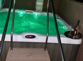 Apartments Pine & Oak with shared seasonal hot tub, Hotel in Privlaka