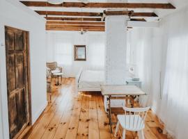 An authentic, rustic luxurious little single family home in Old Town. All yours.、マーブルヘッドのホテル