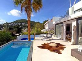 Balinese Villa near the beach outdoor jacuzzi, hotel di Cala Llonga