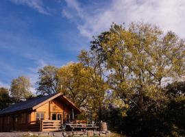 Bothy Cabin -Log cabin in wales - with hot tub, hotel med parkering i Newtown