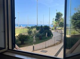 Bilocale vista mare sul lungomare, hotel in Siderno Marina