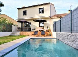 Stunning Home In Montfavet With Outdoor Swimming Pool, 3 Bedrooms And Wifi, hotel s parkiriščem v mestu Montfavet
