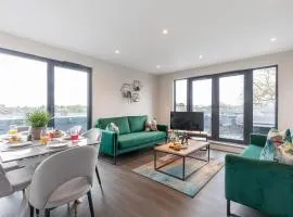 Elliot Oliver - Stunning Three Bedroom Penthouse With Large Terrace & Parking