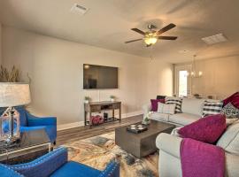 College Station Townhome with Furnished Patio!, stuga i College Station