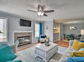 Fayetteville Condo with Fireplace 7 Mi to Dtwn, hotel with parking in Fort Bragg