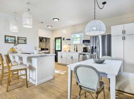 Modern and Chic Gulfport Escape Walk to Beach!, villa in Gulfport