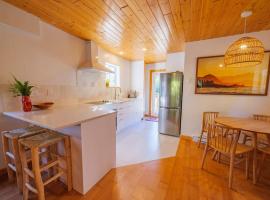 The Perch Modern 2 Bed Cabin with Patio and Hot Tub, Hotel in Ucluelet