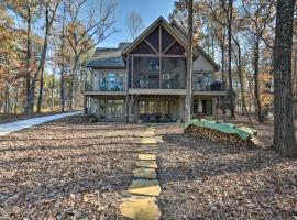 Lake Keowee Cottage with Deck and Private Dock!, hotell sihtkohas Six Mile