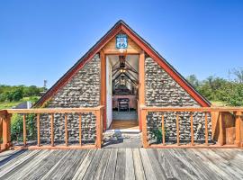 The Rockhouse Cottage with Deck on Tulsa Farm!, hotel in Tulsa