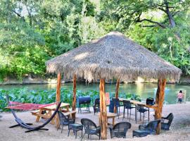 Son's Rio Cibolo Glamping Cabin #D Creekside Cabins on the Gorgeous Cibolo Creek!: Marion şehrinde bir otel