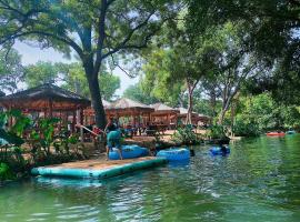 Son's Rio Cibolo Glamping Cabin #E Romantic Getaway Surrounded BY Nature!, hotel em Marion