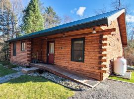 Blackbear Log Cabin, cabana o cottage a Morrisville