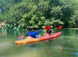 Son's Rio Cibolo Glamping Cabin #F The Place You've Been Searching For!, hotel en Marion