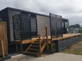 Mangawhai Heads Cabin with 2nd bedroom option, rumah kotej di Mangawhai